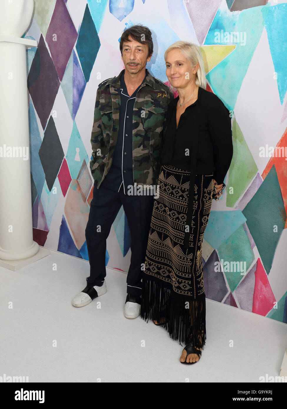 Paris, France. 4 juillet, 2016. Maria Grazia Chiuri et Pierpaolo Piccioli assister à la présentation de Schiaparelli collection automne/hiver 2016/2017 lors de la Paris fashion week Haute Couture, à Paris, France, le 4 juillet 2016. Défilés Haute Couture Paris poursuivre jusqu'en Juillet 06, 2016. Photo : Hendrik Ballhausen/dpa/Alamy Live News Banque D'Images