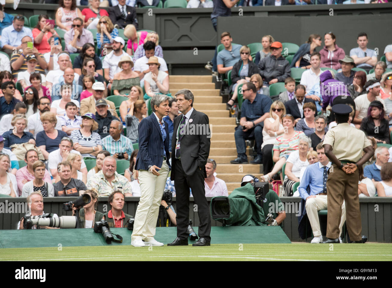 Londres, Royaume-Uni. 4 juillet, 2016. Le Wimbledon Tennis Championships 2016 tenue à l'All England Lawn Tennis et croquet Club, Londres, Angleterre, Royaume-Uni. Serena Williams (USA) [1] v Svetlana Kuznetsova (RUS) [13]. Mesdames des célibataires Round 4 sur le Court central. Arbitre de Wimbledon Andrew Jarrett consulte le juge-arbitre et des joueurs. Credit : Duncan Grove/Alamy Live News Banque D'Images