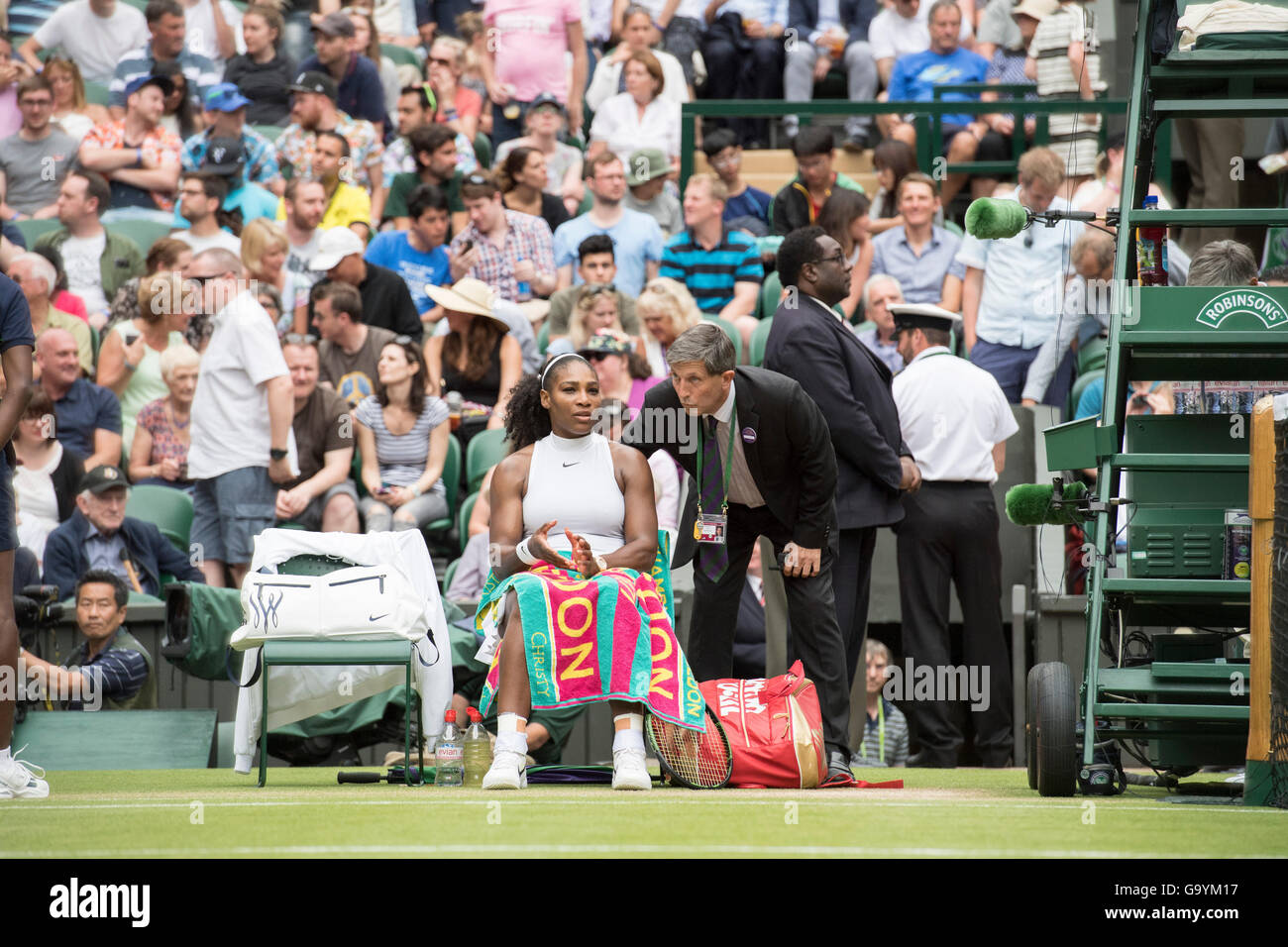 Londres, Royaume-Uni. 4 juillet, 2016. Le Wimbledon Tennis Championships 2016 tenue à l'All England Lawn Tennis et croquet Club, Londres, Angleterre, Royaume-Uni. Serena Williams (USA) [1] v Svetlana Kuznetsova (RUS) [13]. Mesdames des célibataires Round 4 sur le Court central. Arbitre de Wimbledon Andrew Jarrett consulte le juge-arbitre et des joueurs. Credit : Duncan Grove/Alamy Live News Banque D'Images