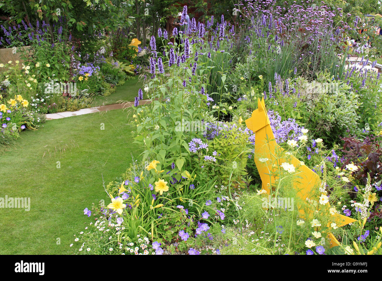 Le médaillé d'or : les chiens Trust "Une vie de chien" par Paul Hervey-Brookes. Voir le jardin. RHS Hampton Court Palace Flower Show, Londres, Angleterre, Royaume-Uni. Appuyez sur Preview Day, 4 juillet 2016. Flower Show annuel organisé par la Royal Horticultural Society. Show se tiendra du mardi 5 juillet au dimanche 10 juillet 2016. Crédit : Ian Bouteille / Alamy Live News Banque D'Images