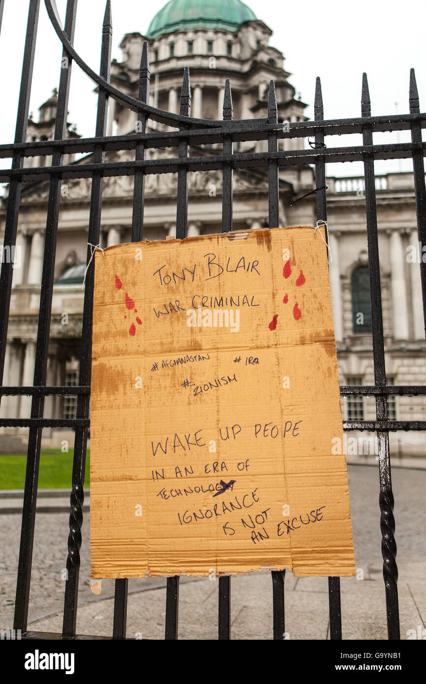 Belfast, Royaume-Uni, l'Europe. 4 juillet 2016. Une plaque-étiquette liée à la Portes de Belfast City Hall où : anonyme un rassemblement. Credit : Bonzo/Alamy Live News Banque D'Images