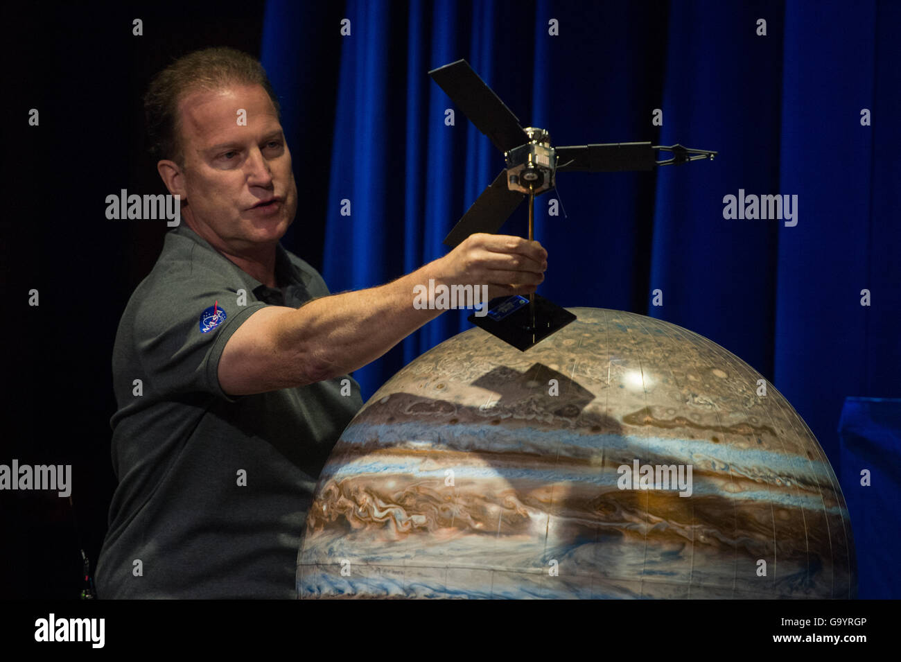 Rick Nybakken, Juno, chef de projet, témoigne de l'orbite de la sonde spatiale Juno durant un exposé au Jet Propulsion Laboratory Le 4 juillet 2016 à Pasadena, en Californie. La mission Juno a lancé le 5 août 2011 et sera en orbite autour de la planète pendant 20 mois pour recueillir des données sur le noyau planétaire, la carte du champ magnétique, et de mesurer la quantité d'eau et d'ammoniac dans l'atmosphère. © Planetpix/Alamy Live News Banque D'Images