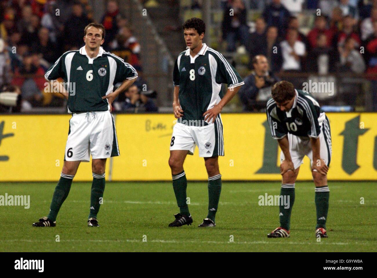 l-r; Dietmar Hamann, Michael Ballack et Sebastian Deisler, en Allemagne, se sont déprimés après leurs cinq coups, un battu par l'Angleterre Banque D'Images