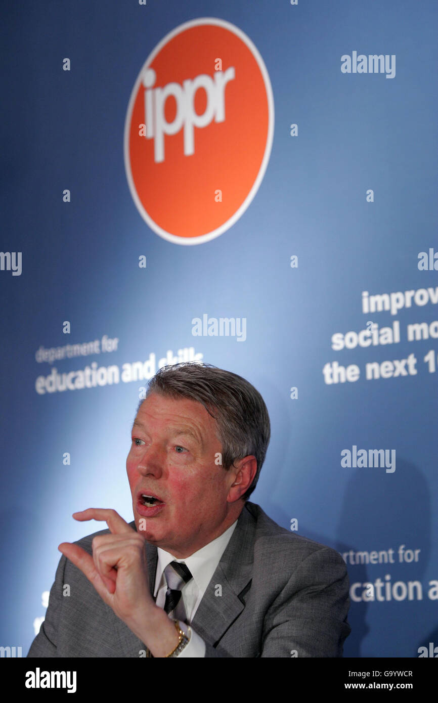 Alan Johnson, secrétaire à l'éducation, parle d'améliorer la mobilité sociale à l'Institut de recherche en politiques publiques du centre de Londres. Banque D'Images