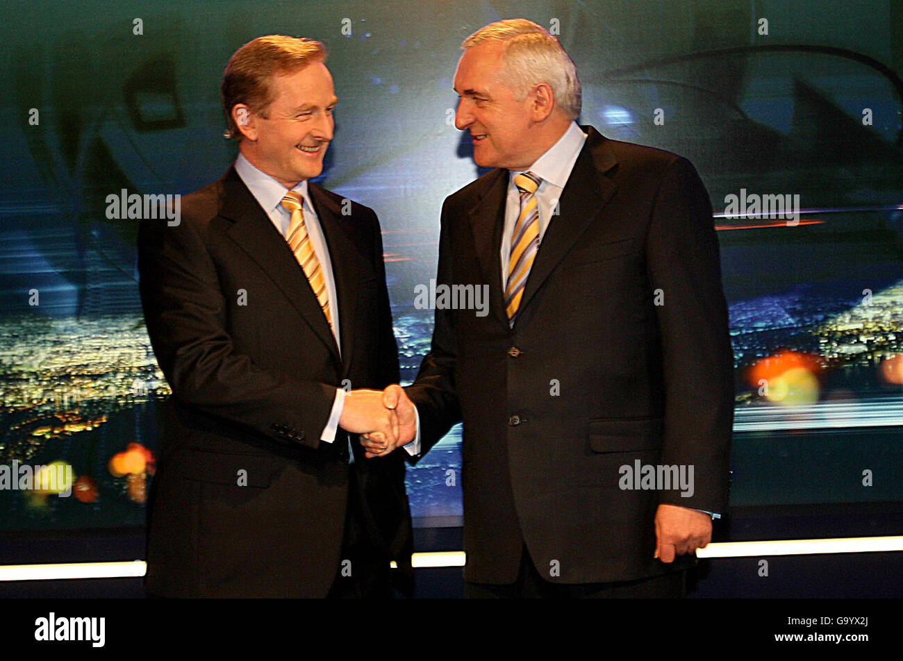 Le leader de Fianna Fail Taoiseach Bertie Ahern (à droite) se serre la main avec le Fine Gael Ledader Enda Kenny avant leur débat télévisé aux studios RTE de Dublin. Banque D'Images