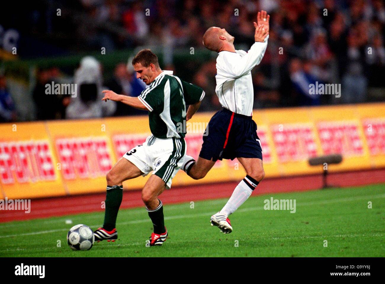 Football - coupe du monde 2002 qualificateur - Groupe 9 - Allemagne / Angleterre.Le David Beckham (r) d'Angleterre tourne autour de lui alors qu'il est fouillé par Jorg Bohme (l) d'Allemagne Banque D'Images