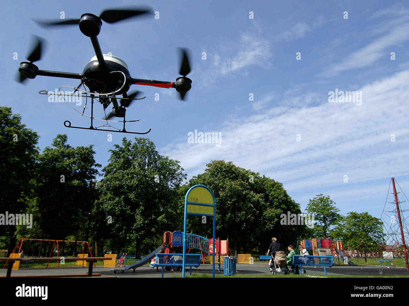La police de Merseyside fait la démonstration de son nouveau drone de surveillance aérienne à Liverpool. Banque D'Images