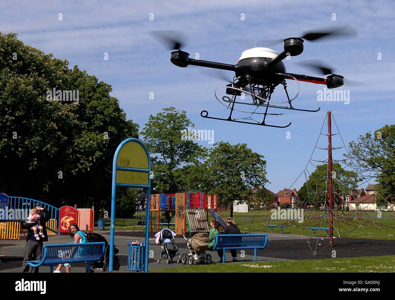 La police de Merseyside fait la démonstration de son nouveau drone de surveillance aérienne à Liverpool. Banque D'Images