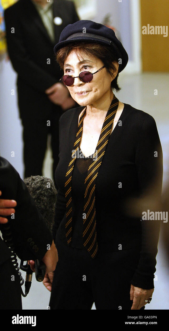 Yoko Ono, la veuve de Beatle John Lennon lors d'une visite à l'hôpital Alder Hey de Liverpool. Banque D'Images