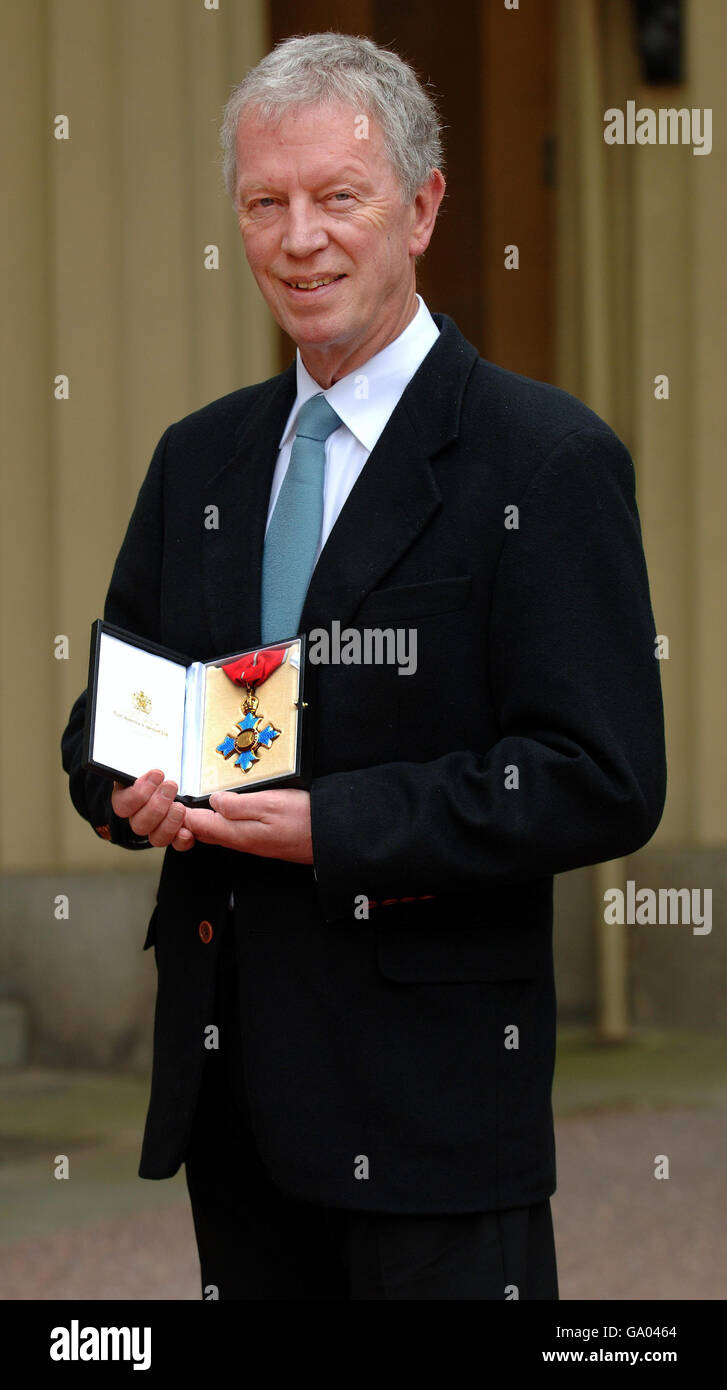 Le directeur du théâtre Terry Hands après qu'il a recueilli son CBE du Prince de Galles lors d'une cérémonie d'investiture au Palais de Buckingham aujourd'hui. Banque D'Images