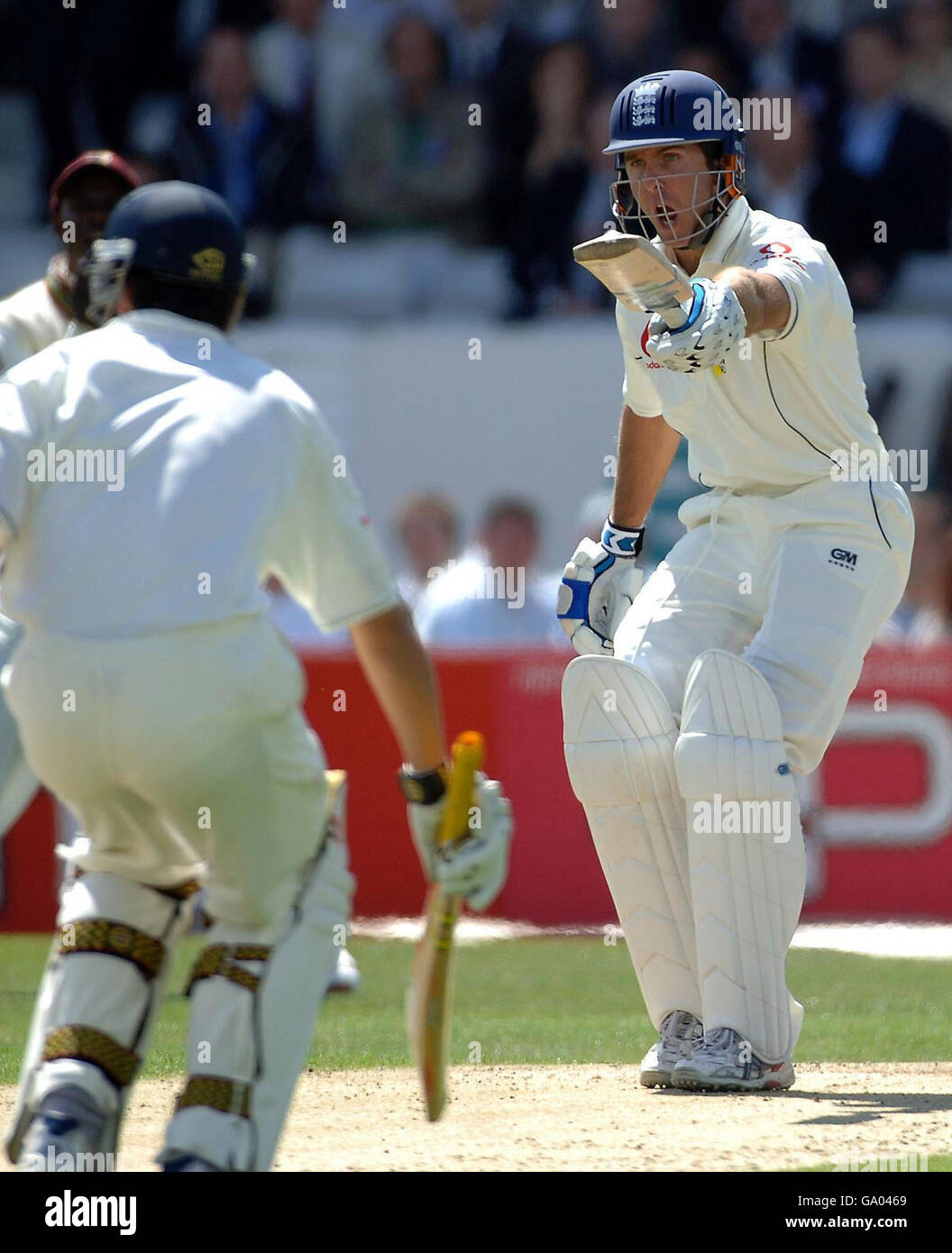 Le capitaine d'Angleterre Michael Vaughan cria des instructions pendant le premier jour du deuxième match de npower Test contre les West Indies au terrain de cricket de Headingley, à Leeds. Banque D'Images