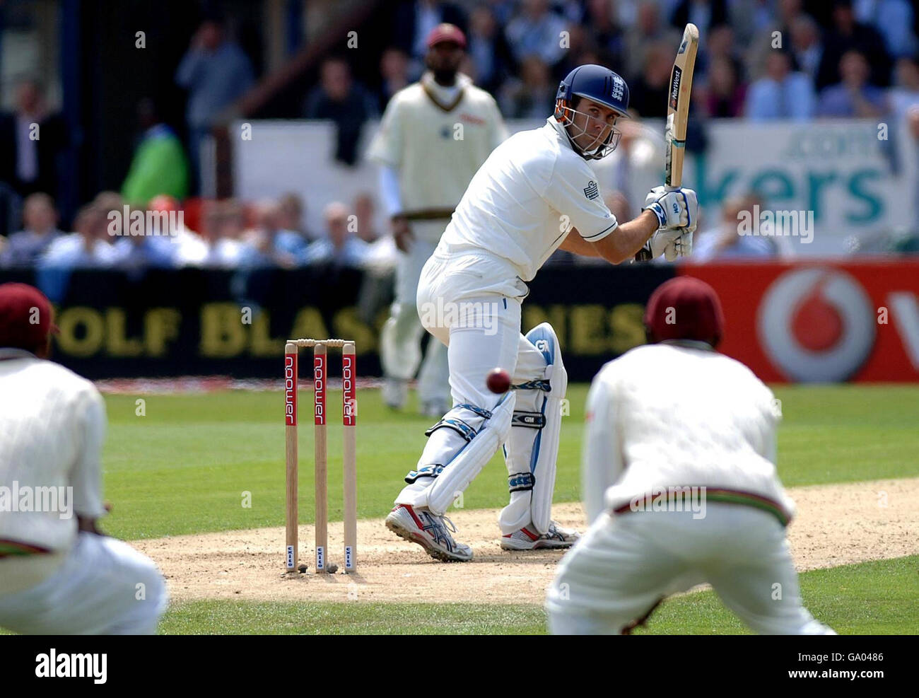 Le capitaine d'Angleterre Michael Vaughan (au centre) en action pendant la première journée du deuxième match de npower Test au terrain de cricket de Headingley, à Leeds. Banque D'Images