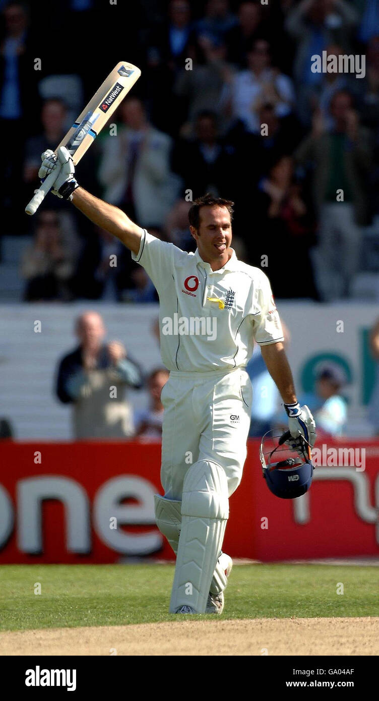 Le capitaine d'Angleterre Michael Vaughan (avant) célèbre son siècle au cours de la première journée du deuxième match de npower Test au terrain de cricket de Headingley, à Leeds. Banque D'Images