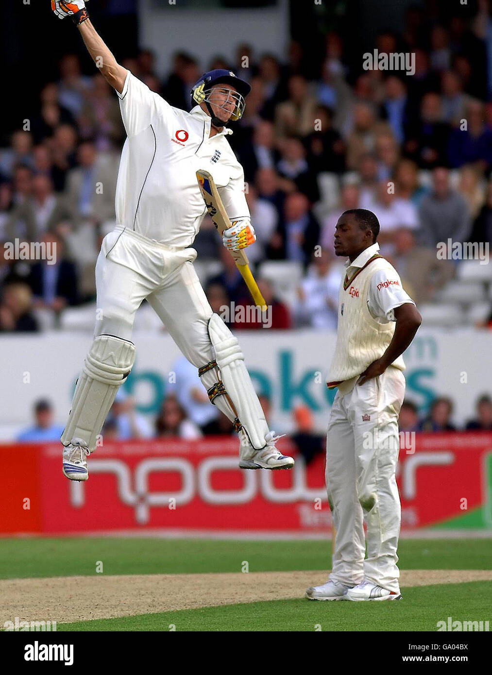 Kevin Pietersen, en Angleterre, célèbre après avoir atteint son siècle lors du premier jour du deuxième match de npower Test au terrain de cricket de Headingley, à Leeds. Banque D'Images