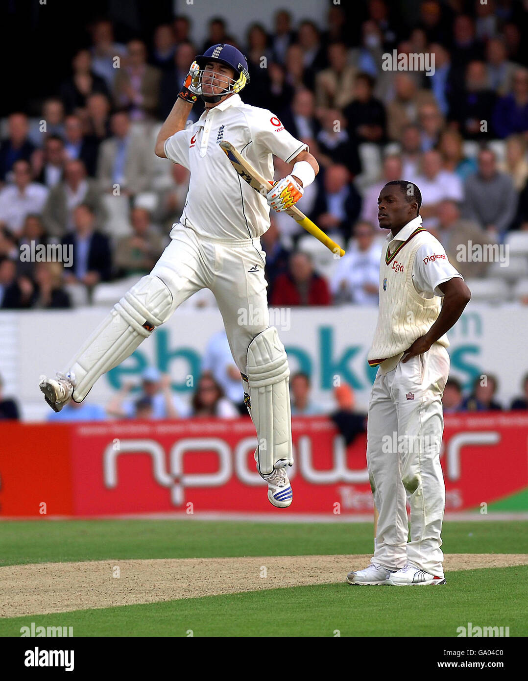Kevin Pietersen, en Angleterre, célèbre après avoir atteint son siècle lors du premier jour du deuxième match de npower Test au terrain de cricket de Headingley, à Leeds. Banque D'Images