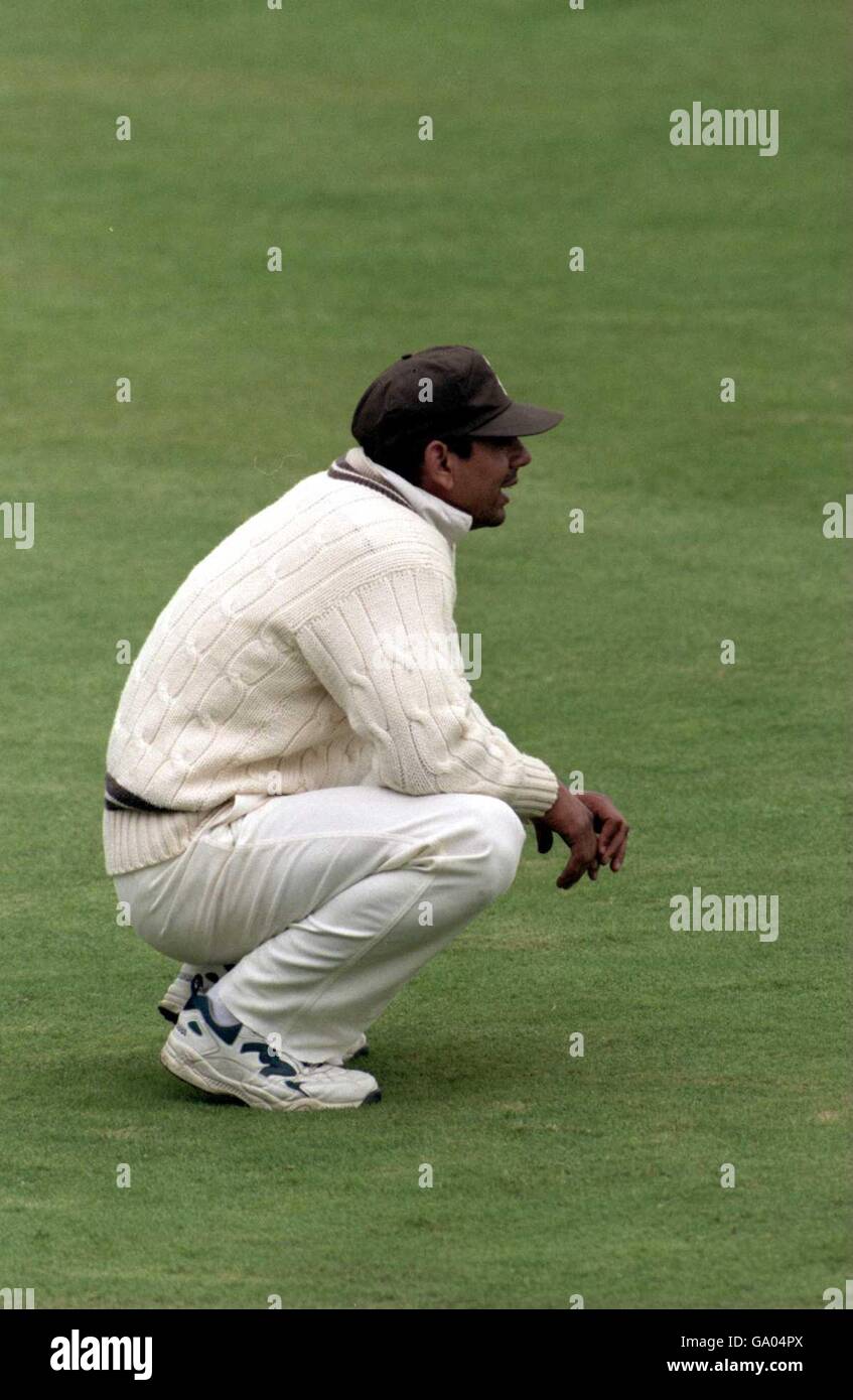 Cricket - Cricinfo County Championship Division 1 - Surrey / Yorkshire - deuxième jour.Le Saqlain Mushtaq de Surrey prend un peu de répit Banque D'Images