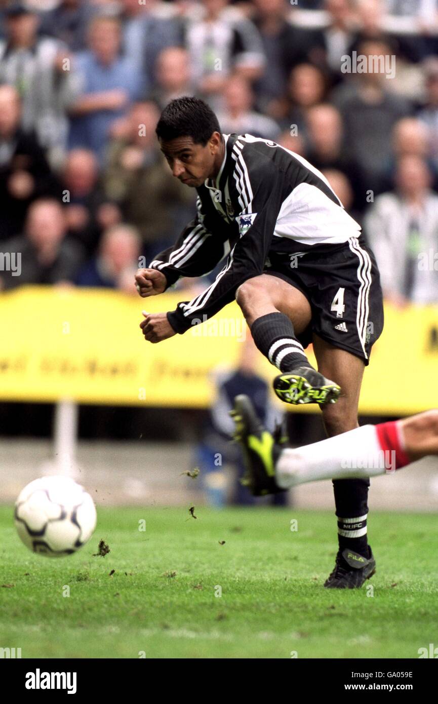 Soccer - FA Barclaycard Premiership - Newcastle United / Manchester United.Nolberto  Solano, de Newcastle United, tire pour but Photo Stock - Alamy