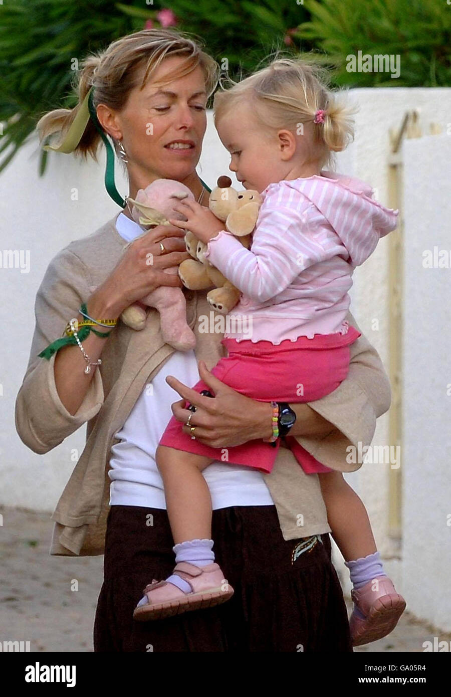 Kate McCann tient Amelie comme elle et son mari Gerry emmener leurs enfants à la crèche de Praia Da Luz, Portugal. Banque D'Images