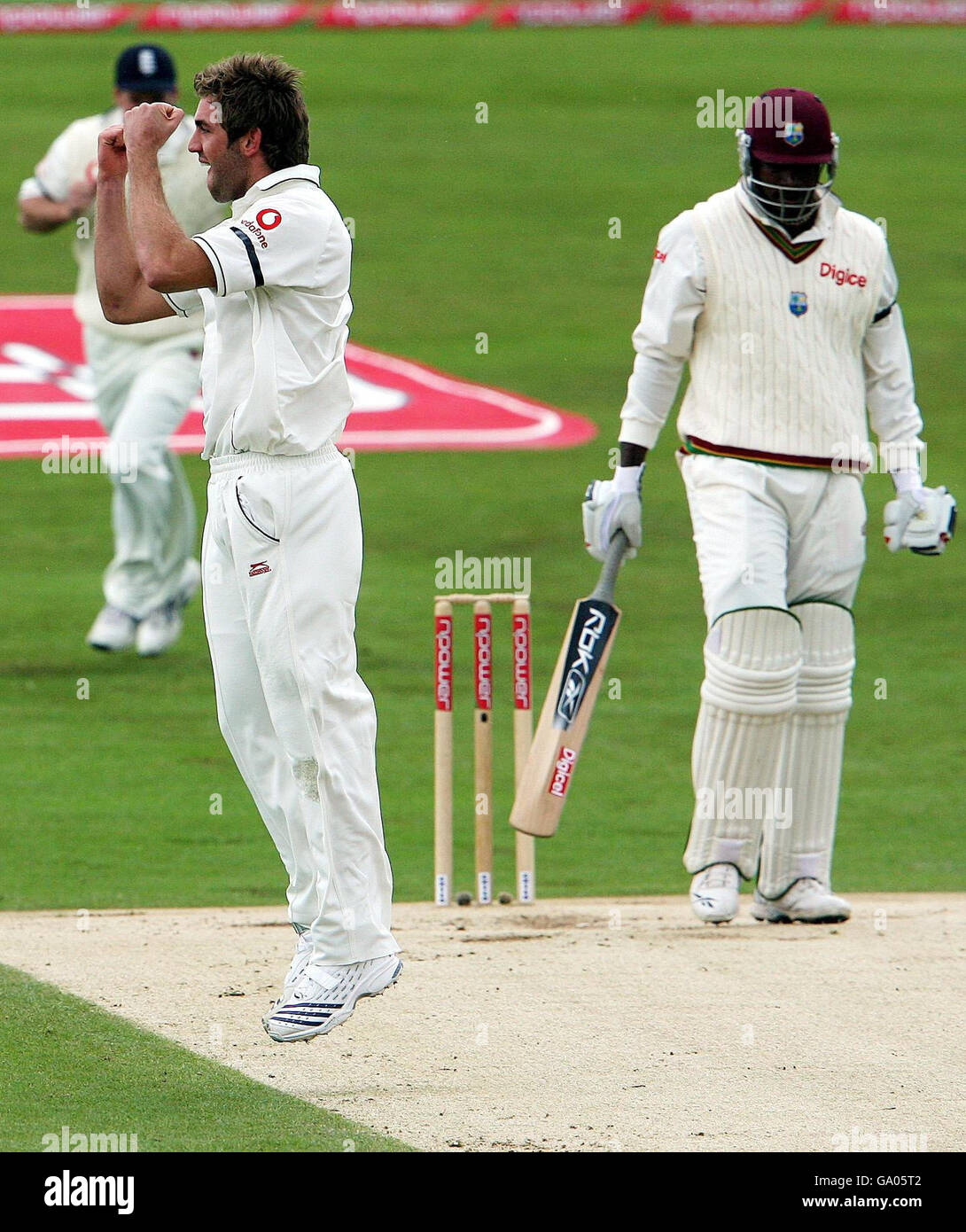 Le Liam Plunkett (à gauche) célèbre le cricket des choirs Gayle des Antilles pendant la quatrième journée du deuxième match de npower Test au terrain de cricket de Headingley, à Leeds. Banque D'Images