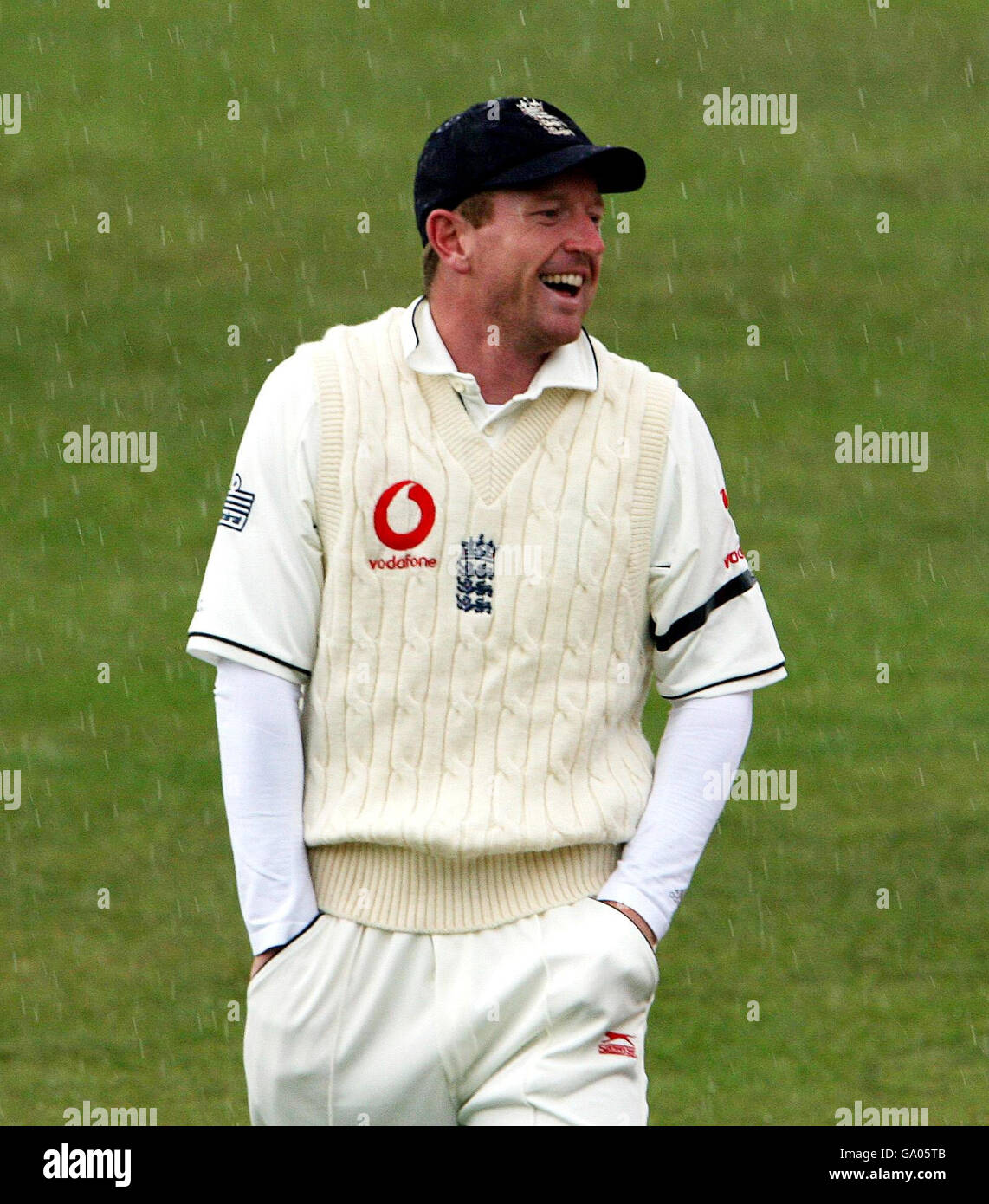 Paul Collingwood, en Angleterre, rit tandis que les forces de pluie jouent pour s'arrêter pendant le quatrième jour du deuxième match de npower Test contre les West Indies au terrain de cricket de Headingley, à Leeds. Banque D'Images