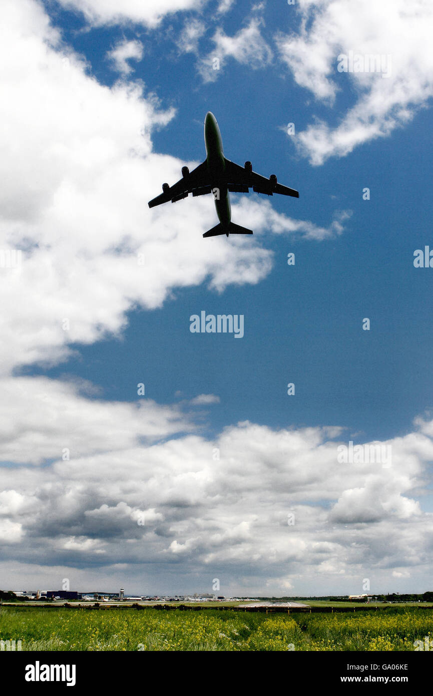 Un Boeing 747-400 de Virgin Atlantic se prépare au décollage à l'aéroport de Gatwick, dans le Sussex. Banque D'Images