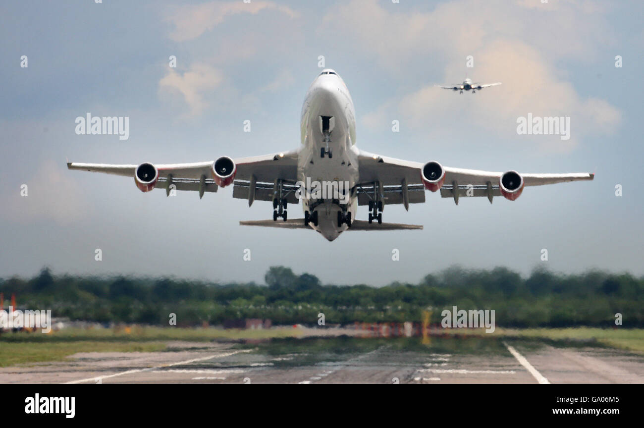 Stock de l'aéroport de Gatwick.Un Boeing 747-400 de Virgin Atlantic après le décollage de l'aéroport de Gatwick à Sussex. Banque D'Images