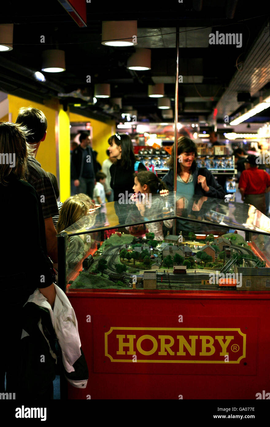 Les clients voient une piste de train Hornby en action dans une boutique de jouets dans le centre de Londres. Banque D'Images