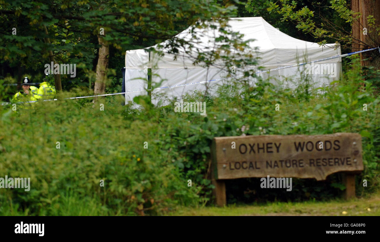 Femme de Surrey manquante.Une tente judiciaire à Oxhey Woods, où le corps d'une femme a été trouvé, près de Watford dans le Hertfordshire. Banque D'Images