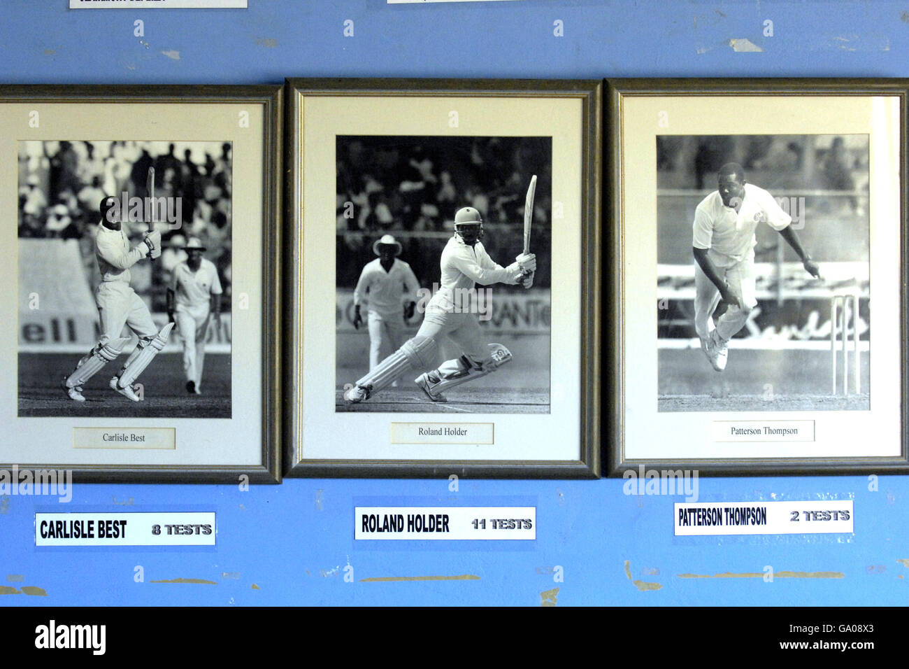 Photos d'anciens Cricketers des Antilles sur le mur à l'intérieur L'Empire Sports Club Banque D'Images