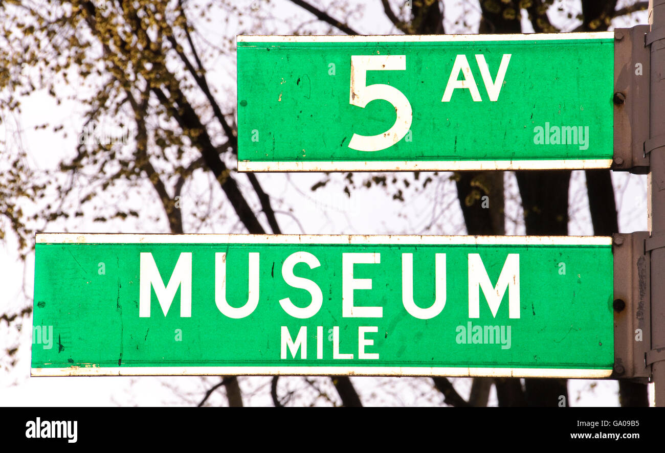 La 5ème Avenue, des musées, des plaques de rue, New York City, New York, USA Banque D'Images