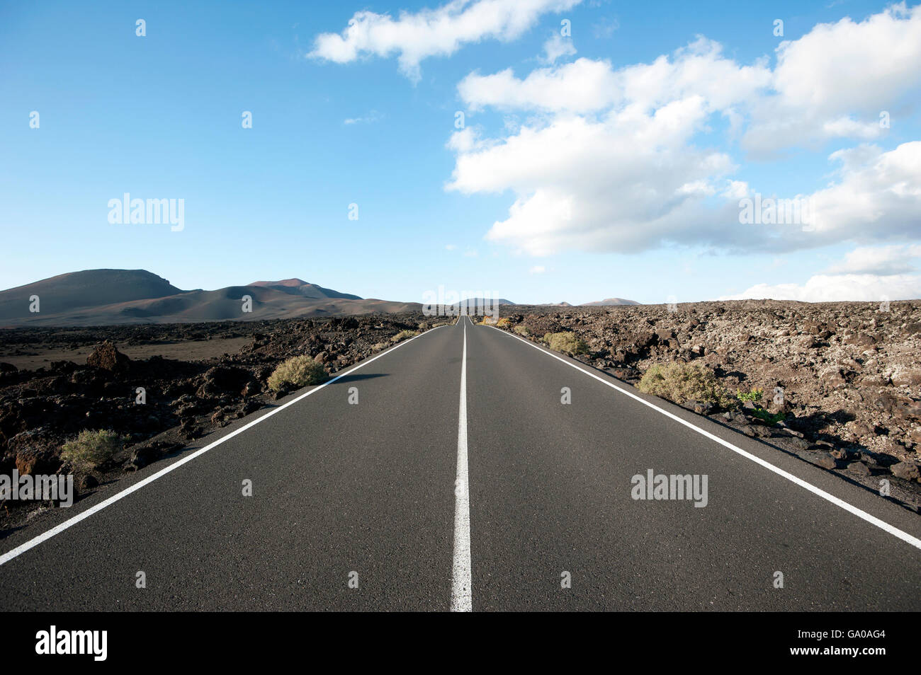 Route droite dans le Parque Nacional de Timanfaya national park, de lave, de volcans, Lanzarote, Canary Islands, Spain, Europe Banque D'Images