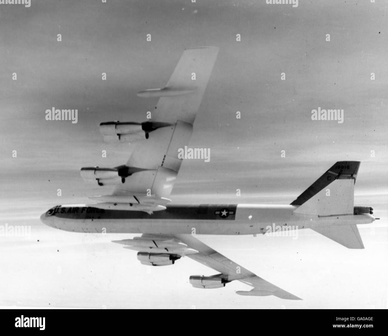 Lockheed C-130 Hercules 64-0532 en vol, photographié le 17 avril 1965. Image de la collection Ray Wagner au musée de l'Air et de l'espace de San Diego. Banque D'Images