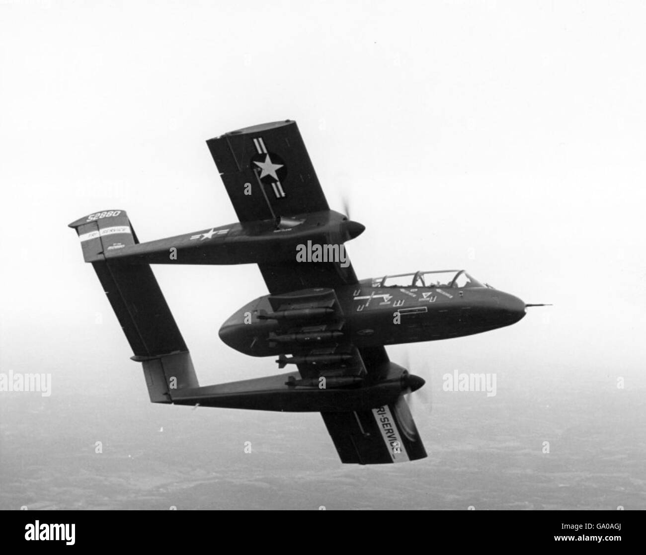 Un Lockheed C-130 Hercules effectuant une manœuvre pendant ses essais en vol. Le C-130 est devenu un avion de transport crucial utilisé par les militaires dans diverses missions à travers le monde. Banque D'Images