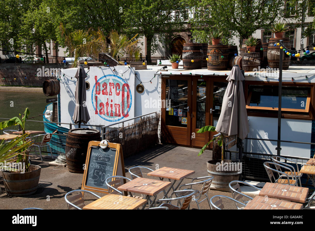 Un restaurant et un café sur la promenade de la rivière Ill, Strasbourg, Alsace, France, Europe Banque D'Images
