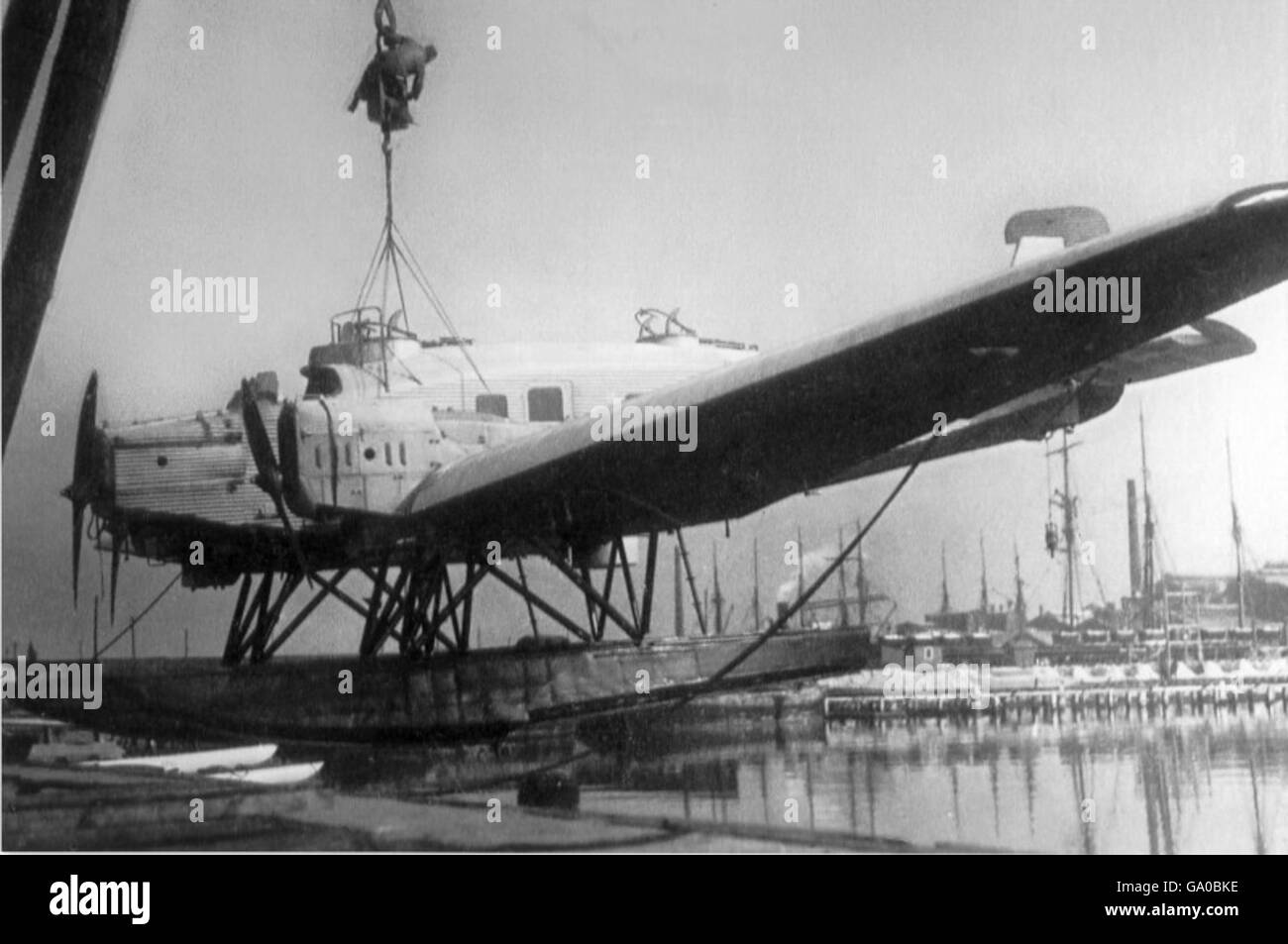 Cette image de la collection Ray Wagner montre un avion de transport militaire Lockheed Martin C-130 Hercules en vol. Le C-130 a été un cheval de bataille vital pour l'US Air Force, connu pour sa polyvalence et sa capacité à transporter de lourdes charges et à effectuer des missions tactiques. Banque D'Images