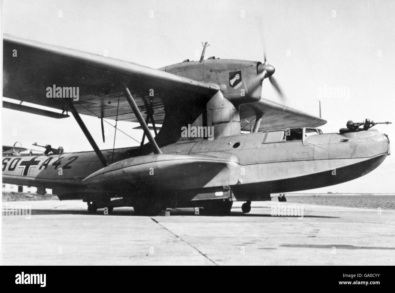 Cette image de la collection Ray Wagner capture un avion militaire en vol, soulignant son design aérodynamique et son rôle dans l'aviation de la guerre froide. L'avion illustre les progrès dans la propulsion à réaction et les capacités de combat de l'époque. Banque D'Images
