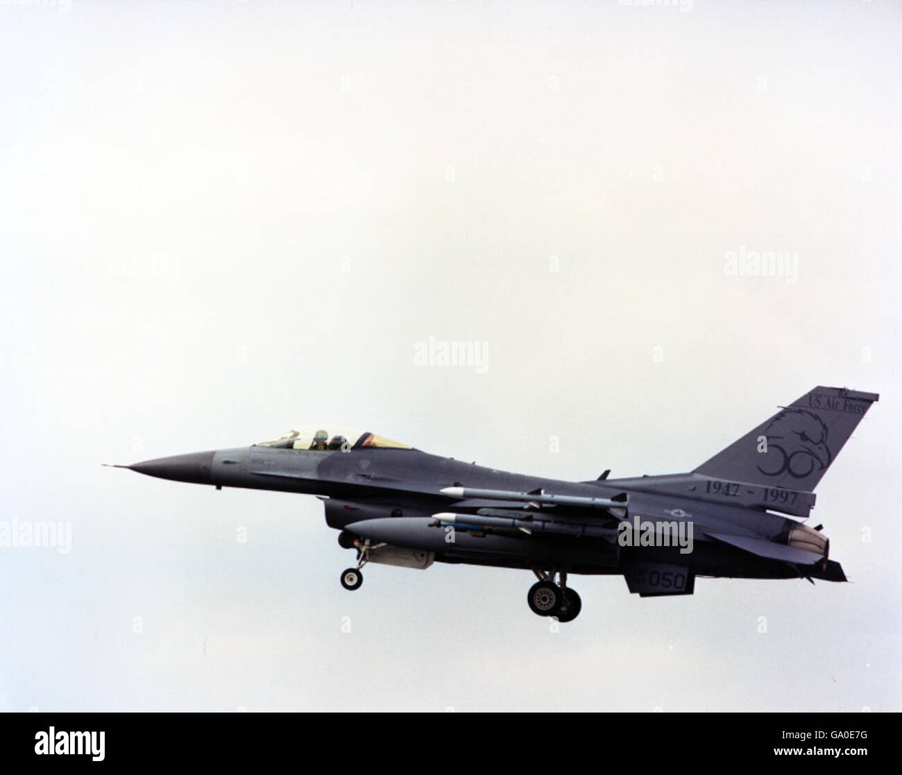 Image de la collection René Francillon, montrant un Lockheed Martin C-130 Hercules en vol. Le C-130 est un avion de transport militaire polyvalent utilisé dans le monde entier. Banque D'Images