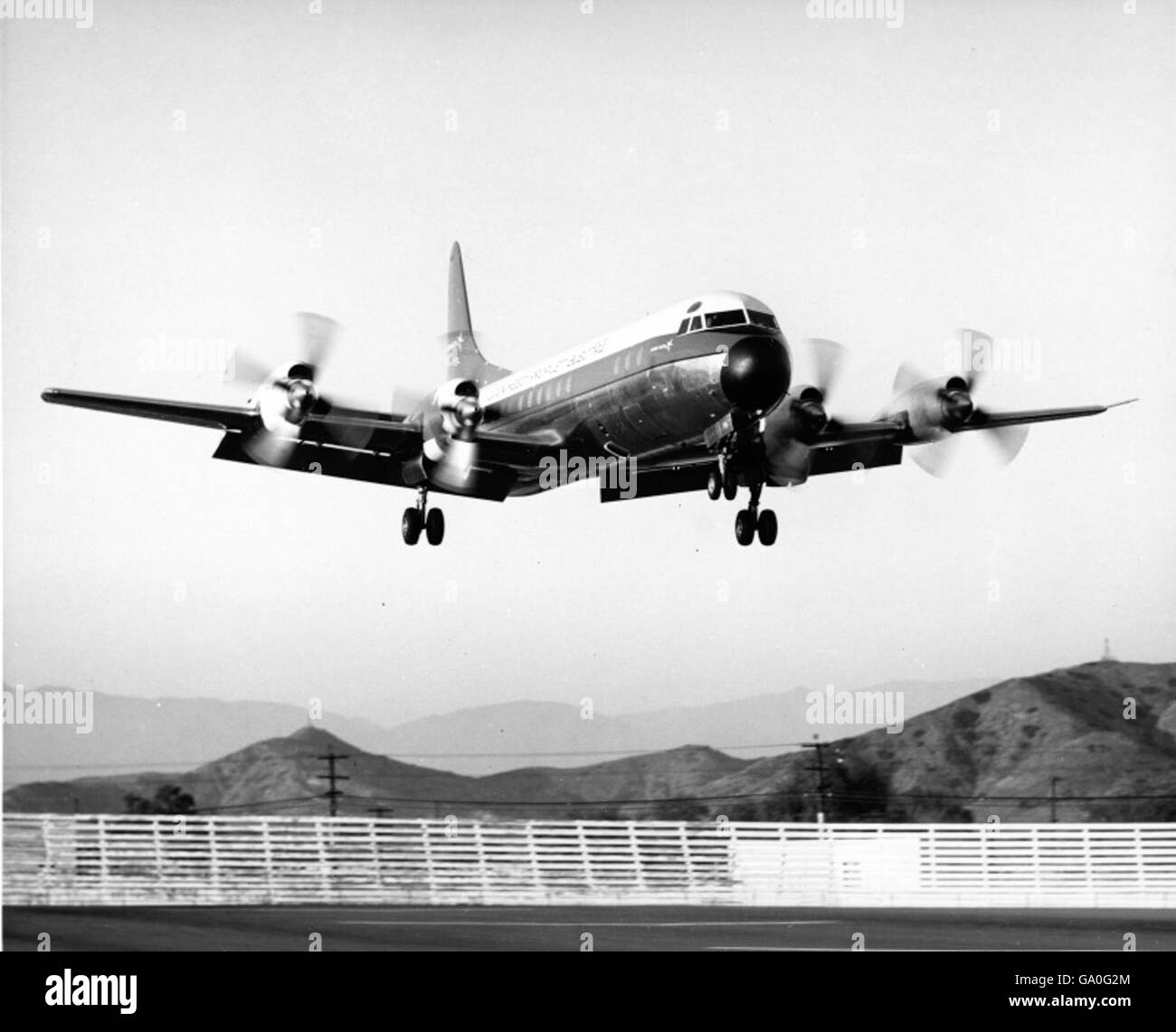 Une photographie du Lockheed C-130 Hercules, un avion de transport militaire. Cette image de la collection Robert Reedy illustre la polyvalence de l'avion dans les missions de combat et de transport. Banque D'Images