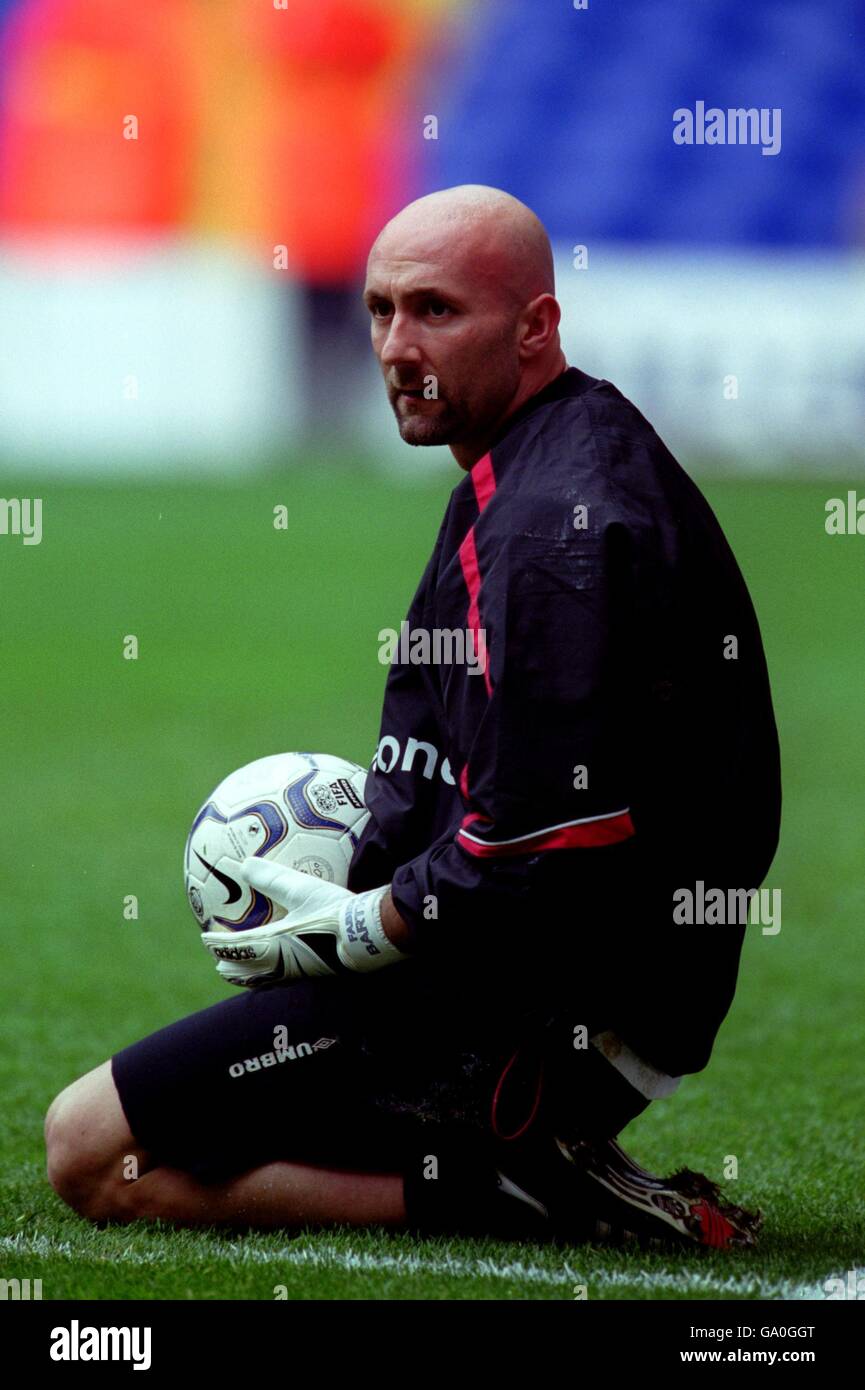 Football - FA Barclaycard Premiership - Tottenham Hotspur / Manchester United.Le gardien de but de Manchester United Fabien Barthez s'agenouille avec le ballon pendant l'échauffement Banque D'Images