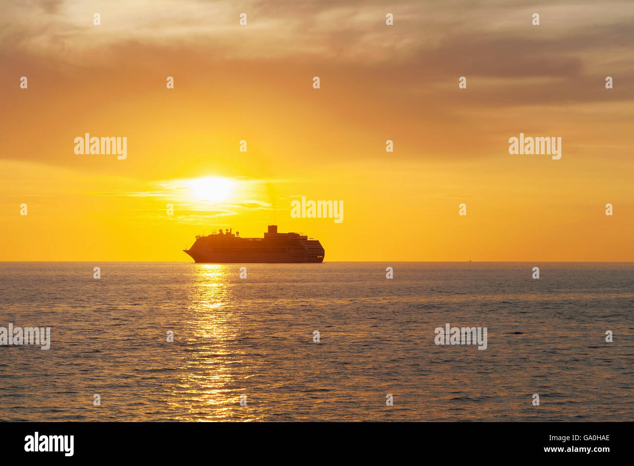 La mer spectaculaire et transports bateau avec couleur de coucher de soleil et la lumière sur le soleil au crépuscule Banque D'Images