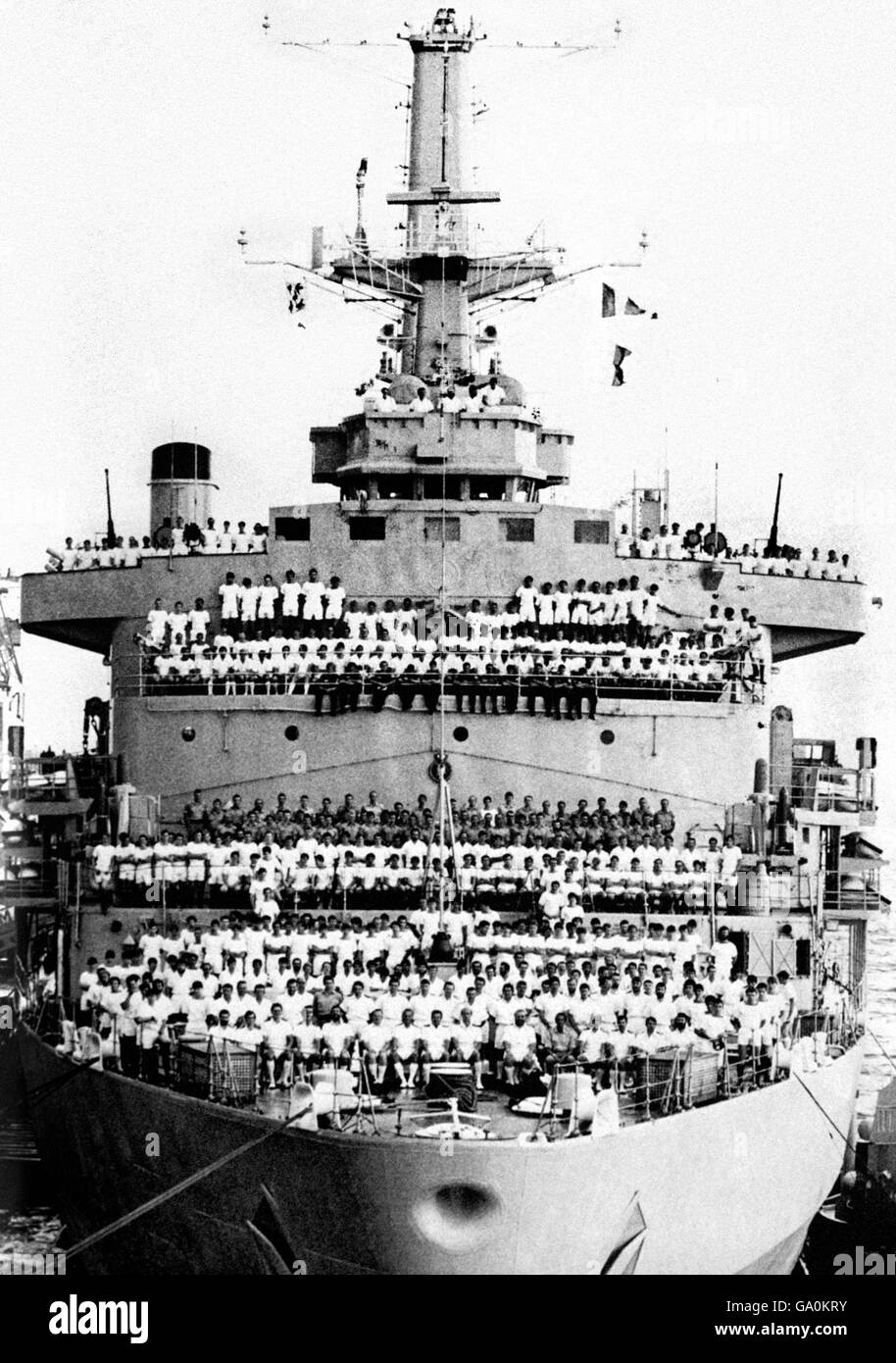 Collectez une photo du HMS Intrepid et de son équipage en 1981. Le navire d'assaut a servi pendant la guerre des Malouines il y a 25 ans. Vers 1981 Banque D'Images