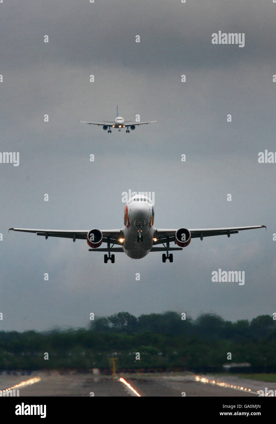 Atterrissage et décollage des avions à l'aéroport de Gatwick à Sussex. Banque D'Images