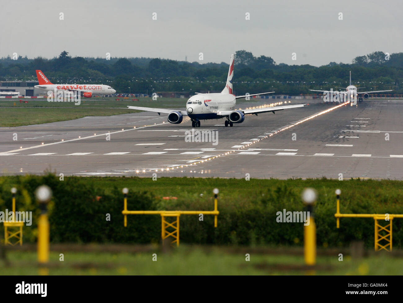 Atterrissage et décollage des avions à l'aéroport de Gatwick à Sussex. Banque D'Images