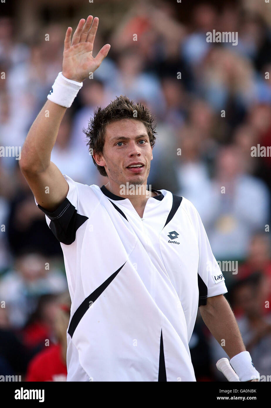 Tennis - Championnats d'Artois - cinquième jour - le Queen's Club.Nicolas Mahut en France célèbre sa victoire sur Rafael Nadal en Espagne lors des championnats d'Artois au Queen's Club de Londres. Banque D'Images