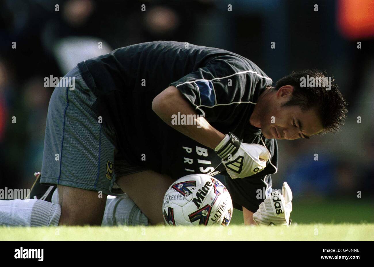 Soccer - Nationwide League Division One - Portsmouth / Preston North End.Le nouveau gardien de but de Portsmouth, Yoshikatsu Kawaguchi, au Japon, connaît le terrain de Fratton Park avant que ses équipes ne s'affrontent à Preston Banque D'Images