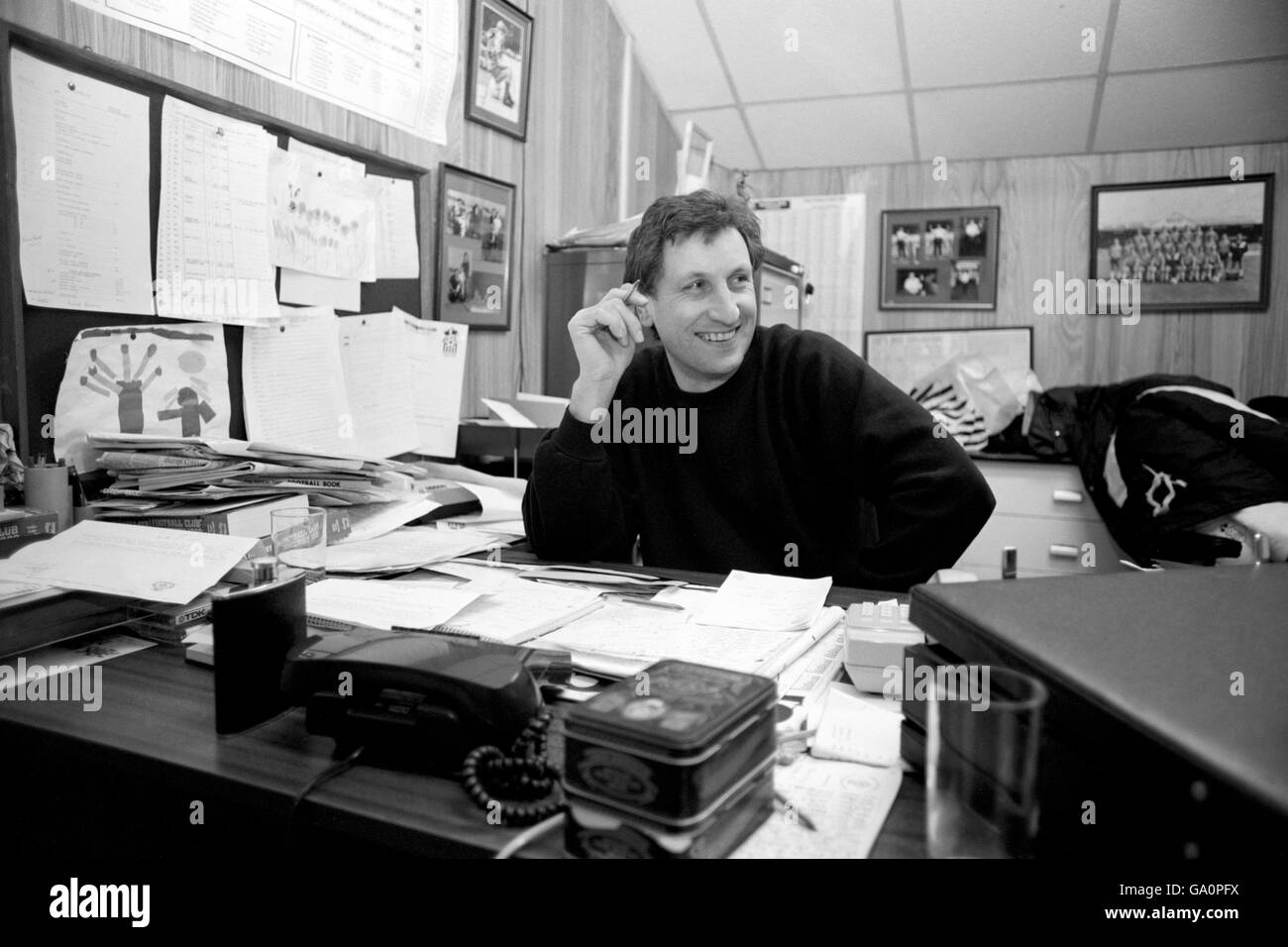 Neil Warnock, directeur du comté de Notts, dans son bureau devant Le match de la FA Cup contre Manchester City Banque D'Images