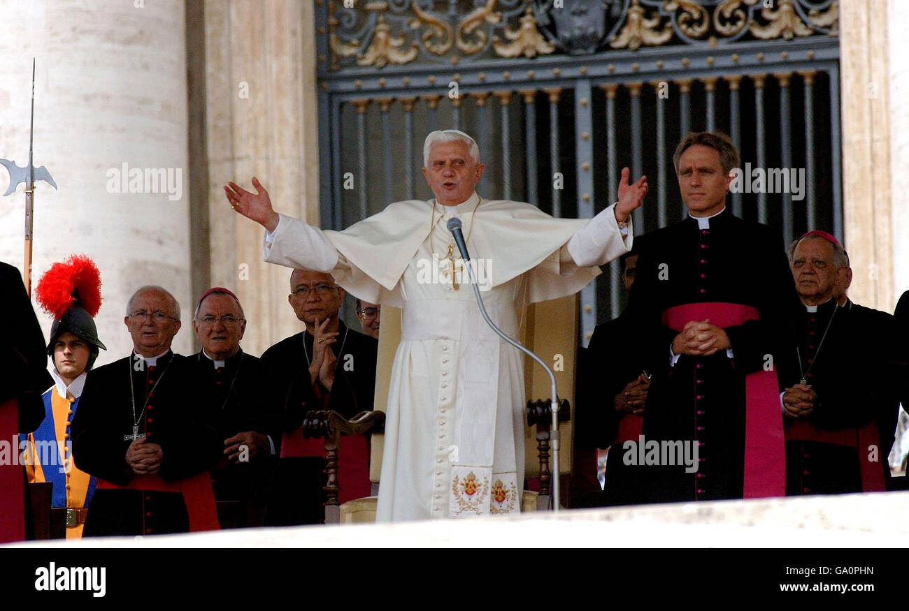 Le pape Benoît XVI Gerry et Kate McCann ont été accueillis par le Pape à la fin de l'audience générale hebdomadaire sur la place Saint-Pierre, Rome, Italie. Banque D'Images