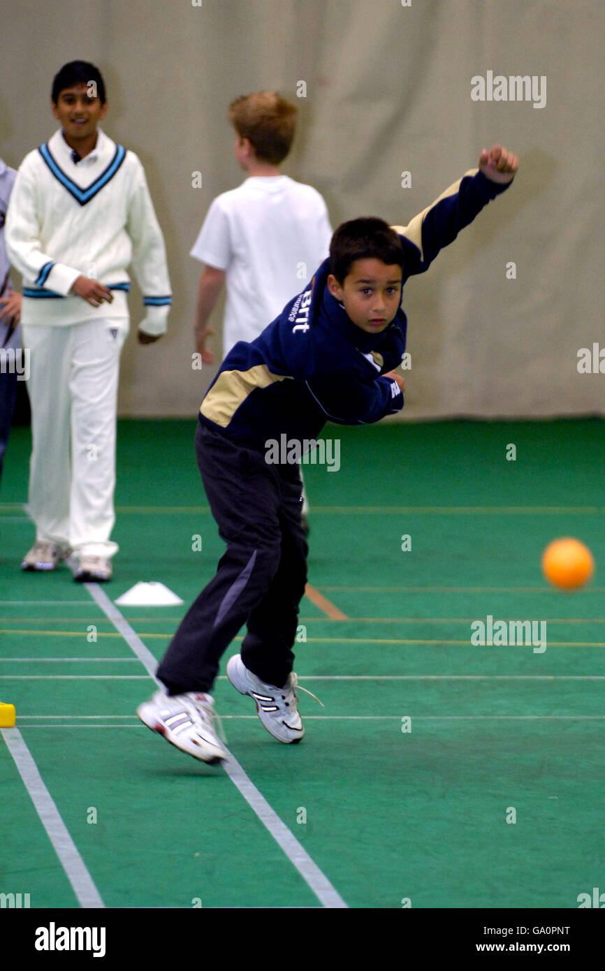 La Garde d'honneur a une session de filets dans le Ken Barrington centre de cricket en attendant la pluie À passer à l'ovale Brit Banque D'Images