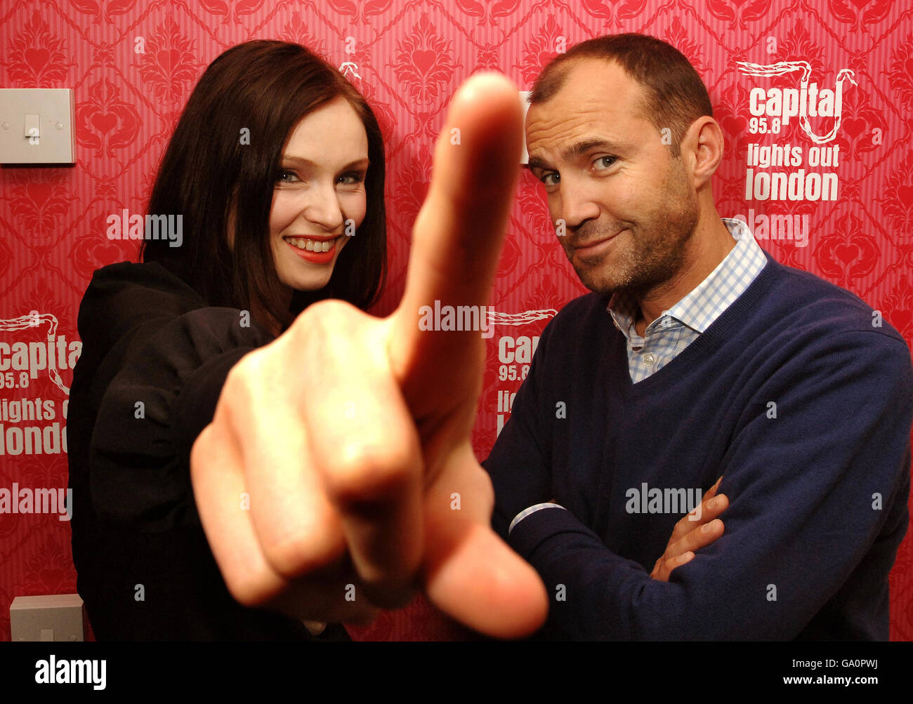 Sophie Ellis-Bextor lance la campagne « Lights Out London » de Capital radio avec Johnny Vaughan, DJ du Breakfast Show, dans les studios de Capital FM dans le centre de Londres. Banque D'Images