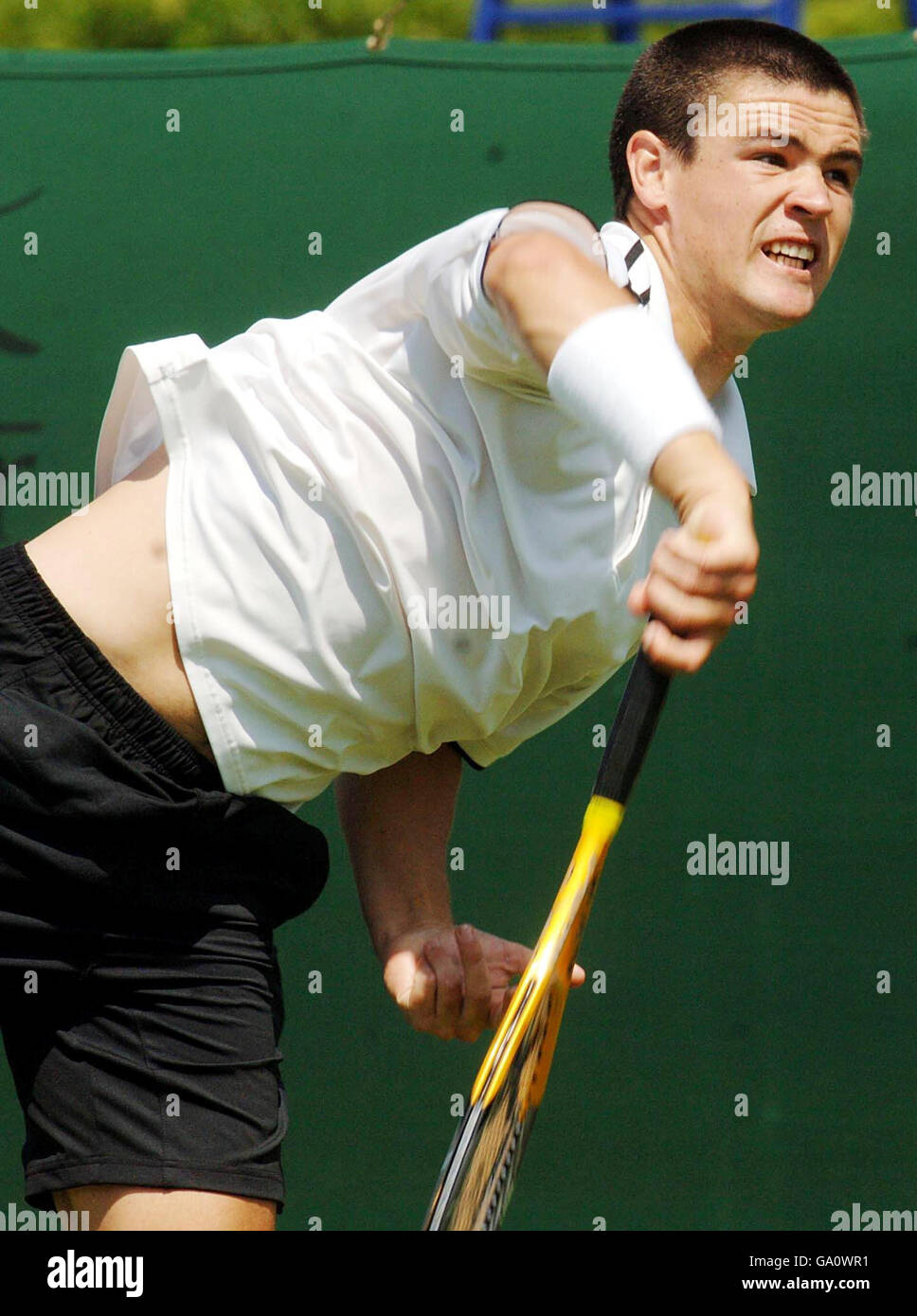 Les Britanniques Jamie Baker en action contre Jonathan se marient pendant le tournoi Surbiton Trophy au Surbiton Racket and Fitness Club, Surrey. Banque D'Images